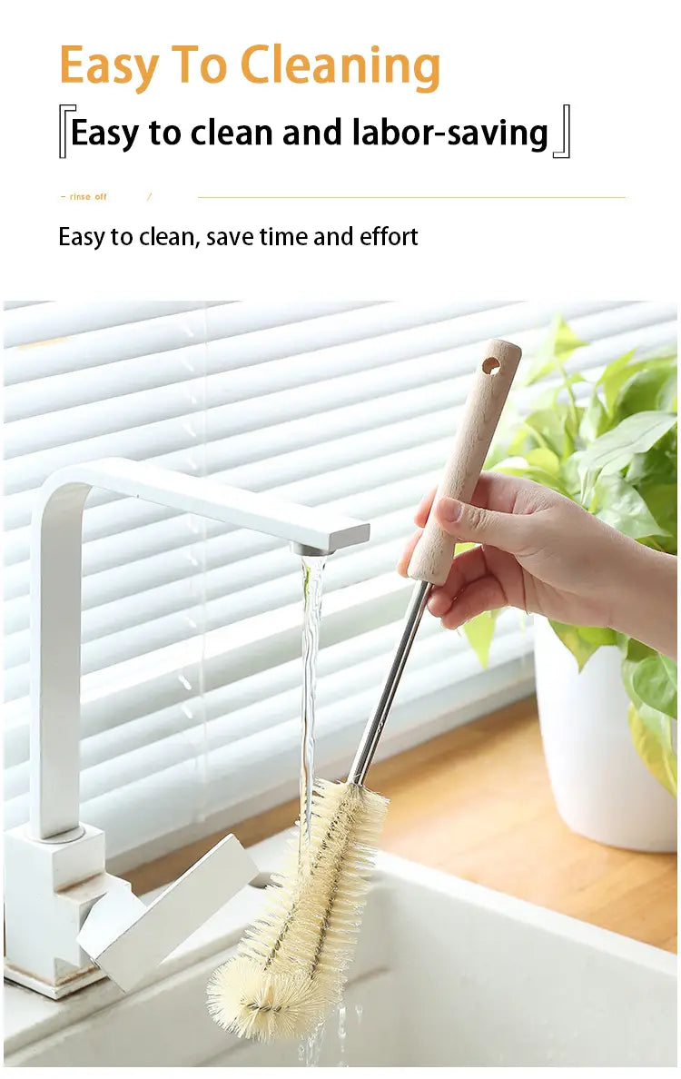 Une brosse à bouteille en bois à long manche élégante en acier inoxydable, avec un manche en bois naturel et des soies souples, pour le nettoyage approfondi.