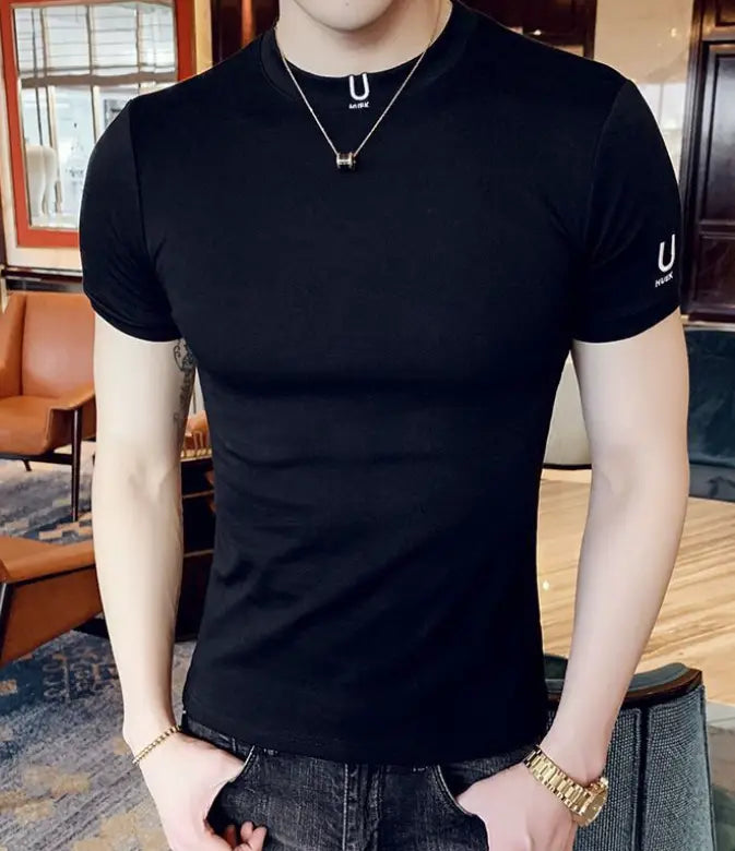 T-shirt pour homme noir logo, coupe ajustée, décontracté, en coton, à manches courtes, avec un discret logo en forme de U brodé sur la poitrine et la manche.