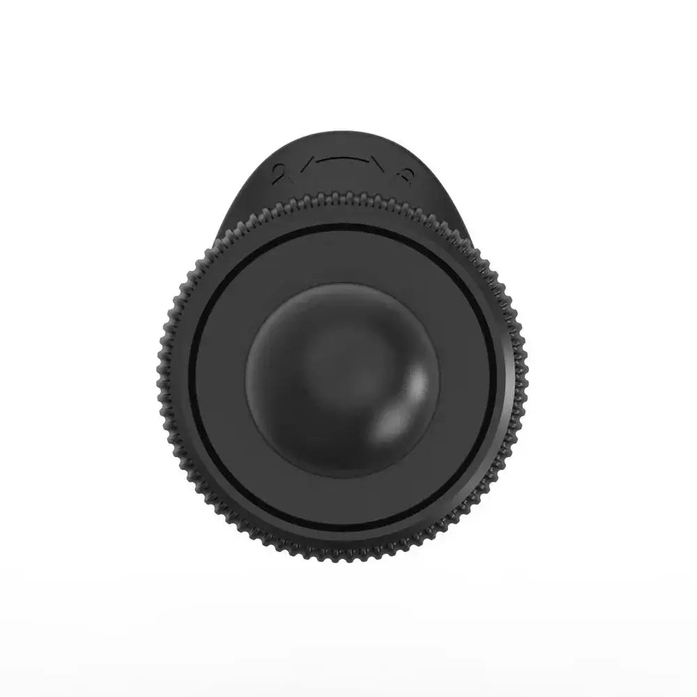 Tapa de lente de cámara de plástico negro con anillo exterior estriado y texturizado e integrada una pinza, mostrada como parte de un soporte para teléfono en rejilla de ventilación del automóvil con cabeza de bola de 17 mm.