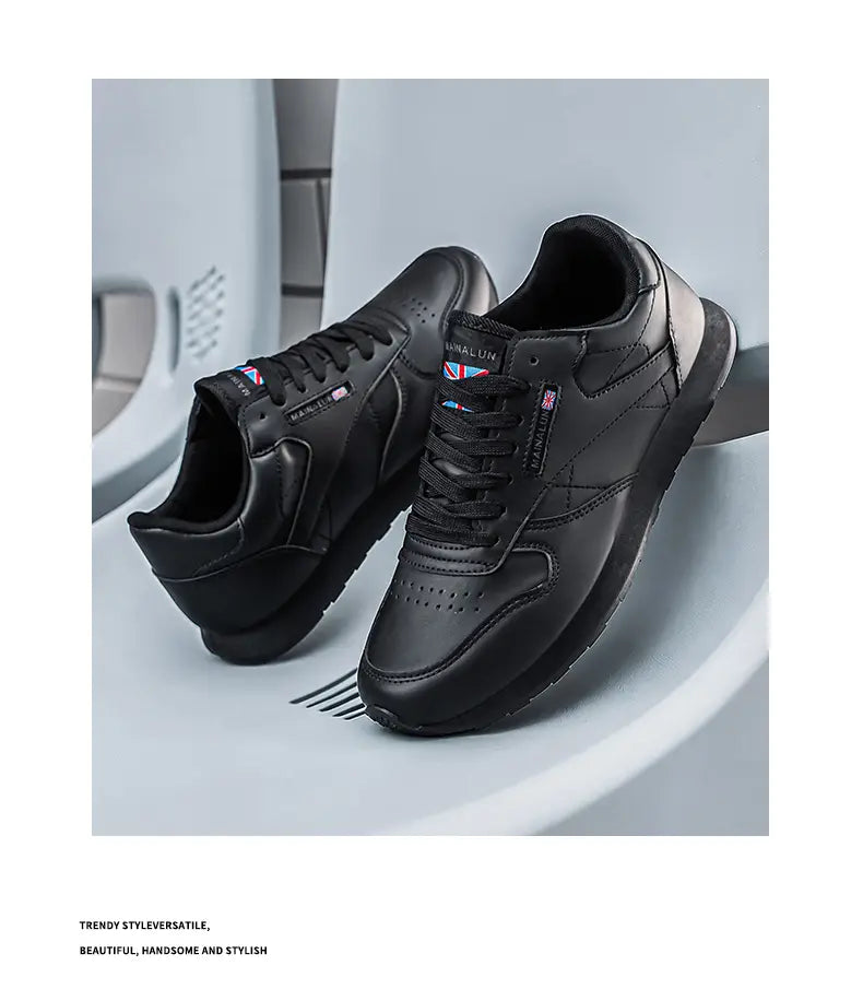 Schwarze Ledersneaker für Herren mit klassischem Design und dezenten Markenzeichen an der Seite, ideal für Freizeit und Sport