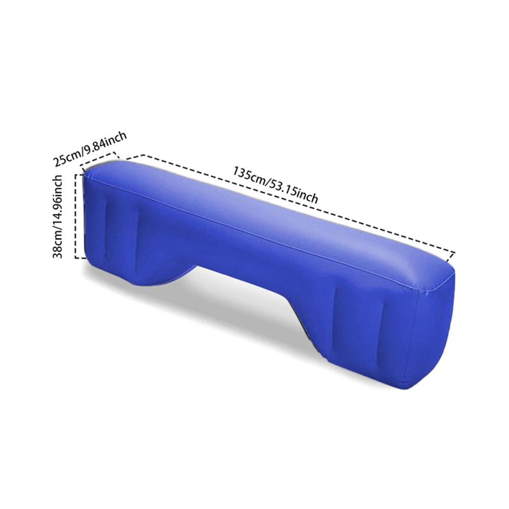 Lit de voyage pour siège arrière à matelas d’air de voiture gonflable bleu, avec une surface rembourrée lisse et des bords arrondis.