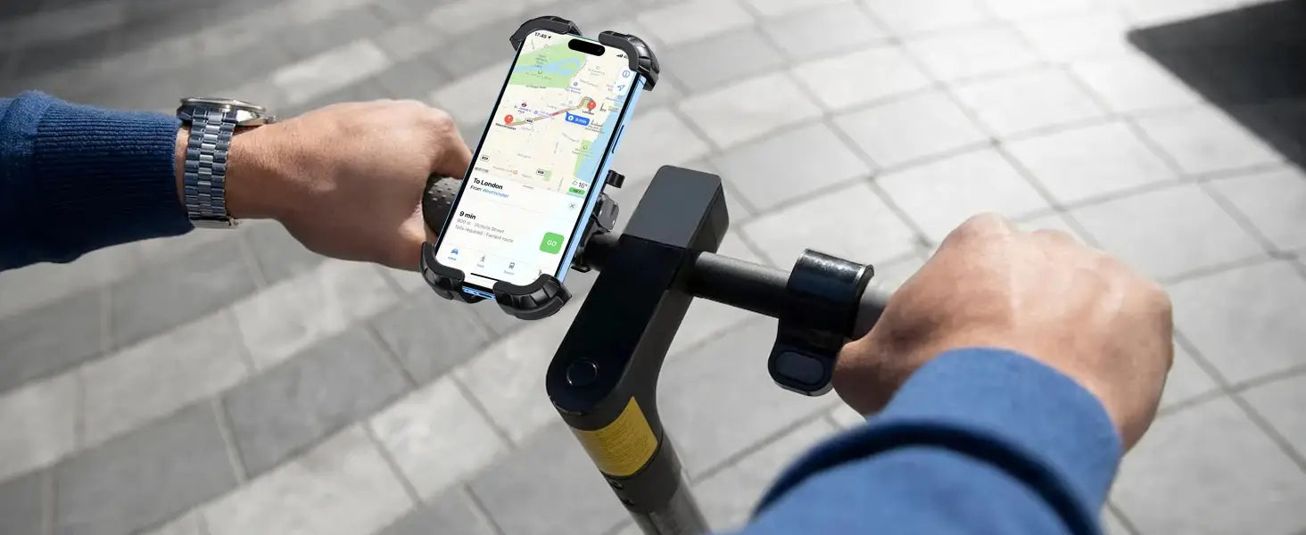 Smartphone noir fixé dans un support universel de téléphone pour vélo noir et jaune robuste avec rotation à 360 degrés sur une poignée de guidon de scooter.