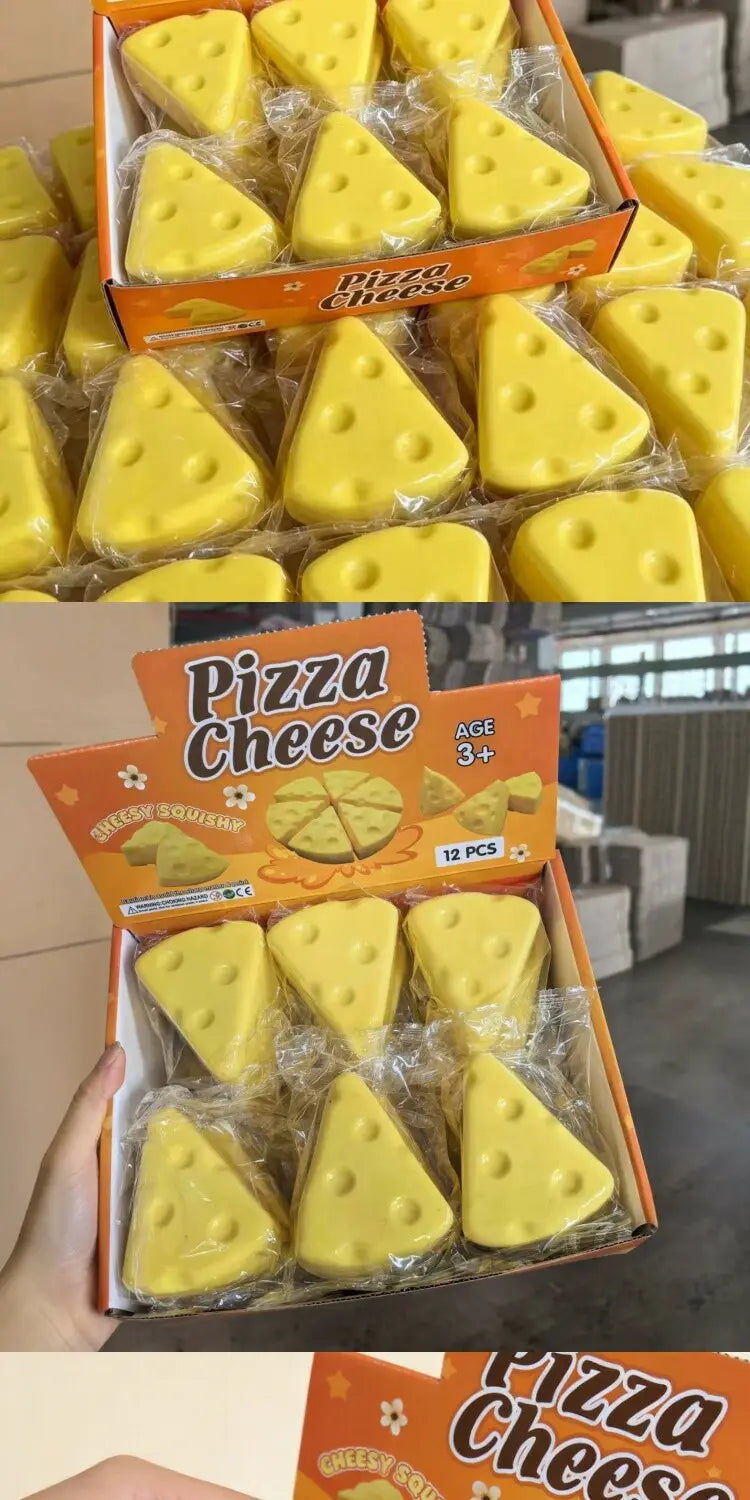 Das 12-teilige Set aus langsam aufsteigenden, quetschigen Spielzeugen in Form von Dreiecks-Käse besteht aus gelben dreieckigen Käseformen aus weichem, quetschigem Material in einer Verpackung aus klarem Kunststoff, in einer orangefarbenen Schachtel mit der Aufschrift „Pizza Cheese“.