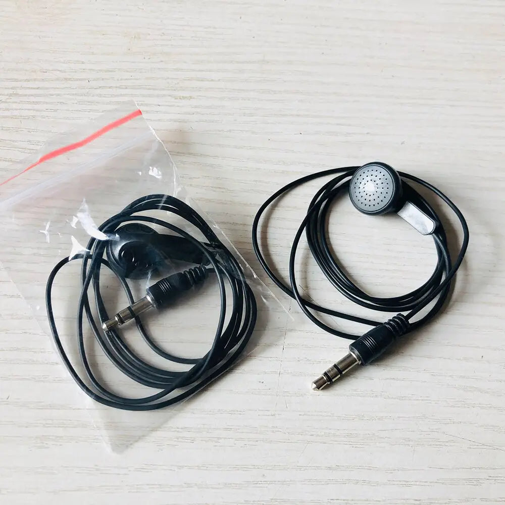 Écouteurs filaires noirs avec grille circulaire argentée et commande en plastique blanc en ligne, compatibles avec les appareils mp3 mp4 et une connexion filaire 3,5 mm.