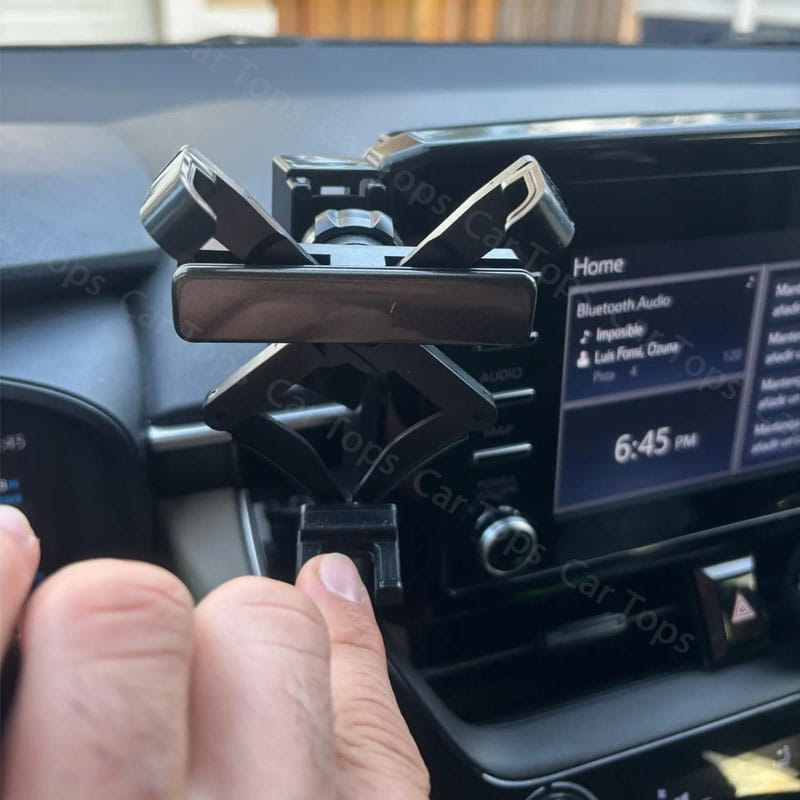 2019年から2021年のKia Forte K3用の黒色プラスチック製調整式電話マウント。車両のエアベントへの取り付け用に設計されている。