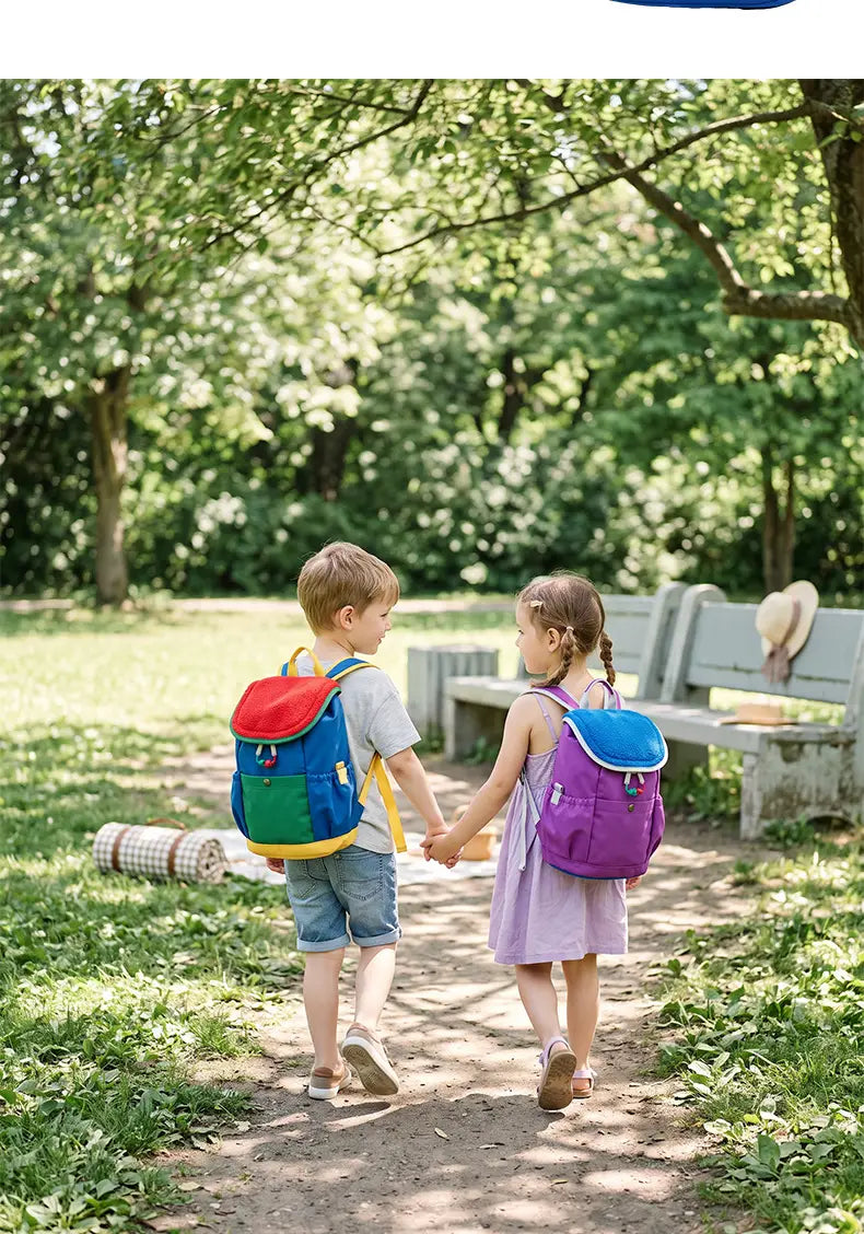 Kinder mit farbenfrohen mehrteiligen leichten Fuzzy-Rucksäcken für Kinder mit hellen Primär- und Sekundärfarben-Bereichen, für die Verwendung als Kindergartentagesrucksack, von der Rückseite betrachtet