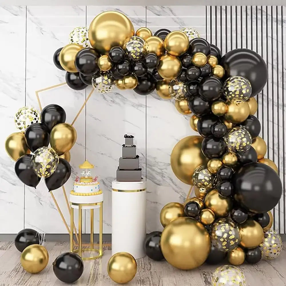 Ein luxuriöses schwarzes und goldenes Ballonbogen-Set für Partys mit glänzenden metallischen Ballons, die teils mit Glitzer gesprenkelt sind.