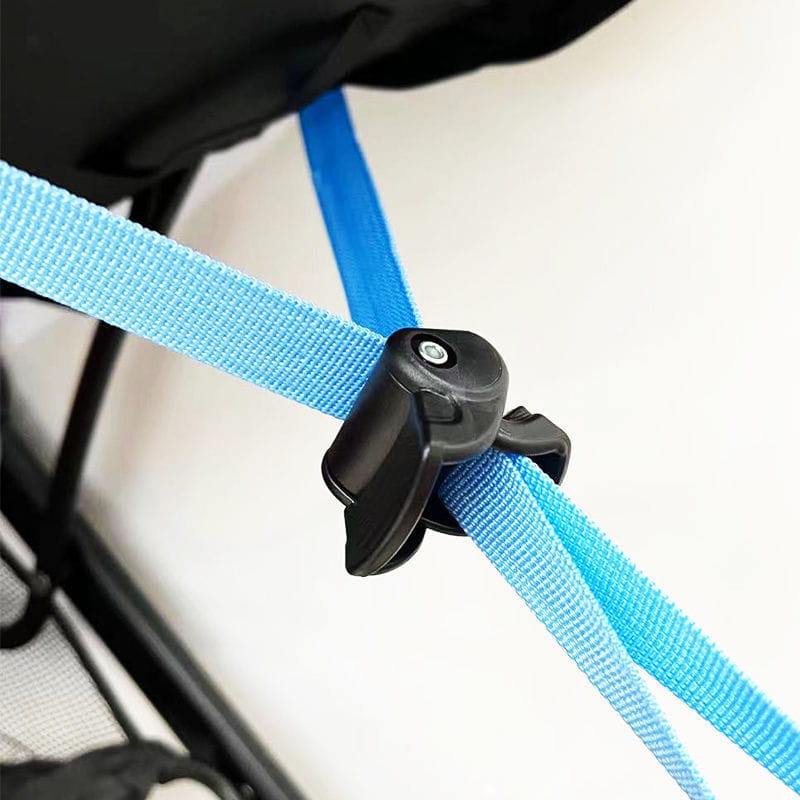 Schwarzer Kunststoff-Gurtclips zur Sicherung zweier hellblauer gewebter Stoffgurte von der Rückseite eines Gurts für die Rückenlehnenverstellung des Kinderwagens mit Schnalle