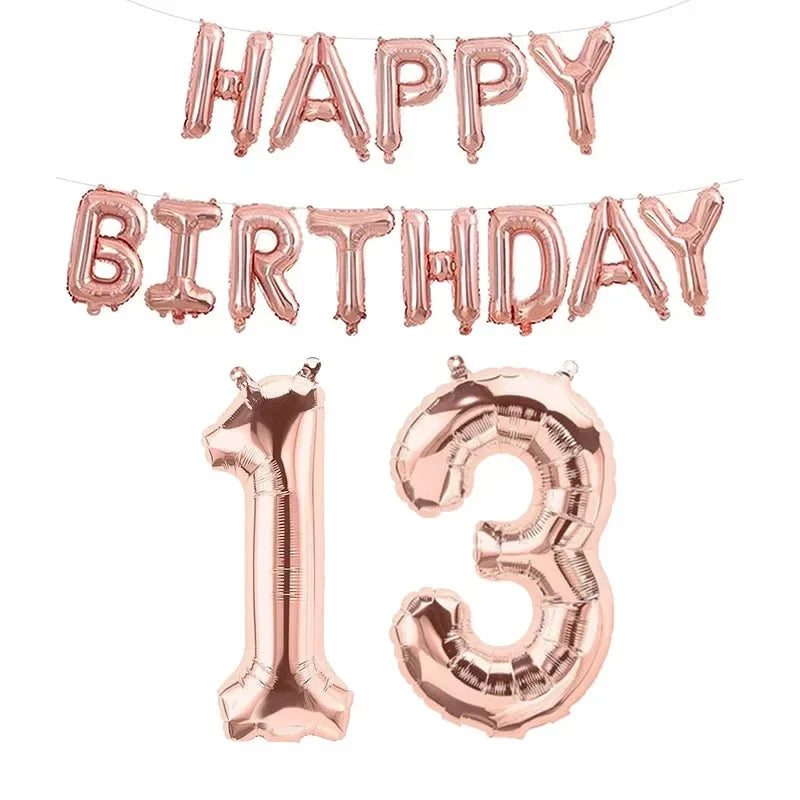 Bannière de ballons en feuille or rose comprenant « Joyeux anniversaire » et le numéro 13 pour les célébrations d’anniversaire.