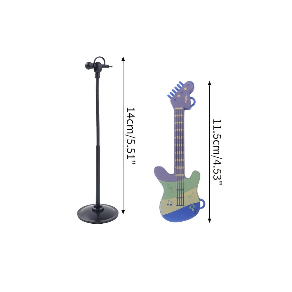 パープルとグリーンの玩具ギター。青いベースに音符のデカールをあしらい、クリスマスエルフ装飾セットのホリデービレッジ。
