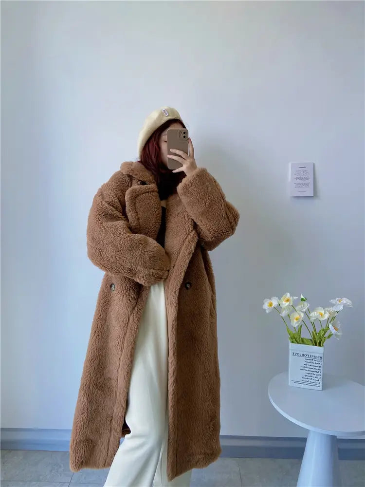 Abrigo exterior tipo osito de peluche largo para mujer de lana, de color marrón, con textura de piel sintética esponjosa tipo borreguillo y diseño cruzado clásico de doble botonadura, que ofrece un contorno de pecho y un contorno de cadera cómodos con un servicio de atención al cliente fiable.