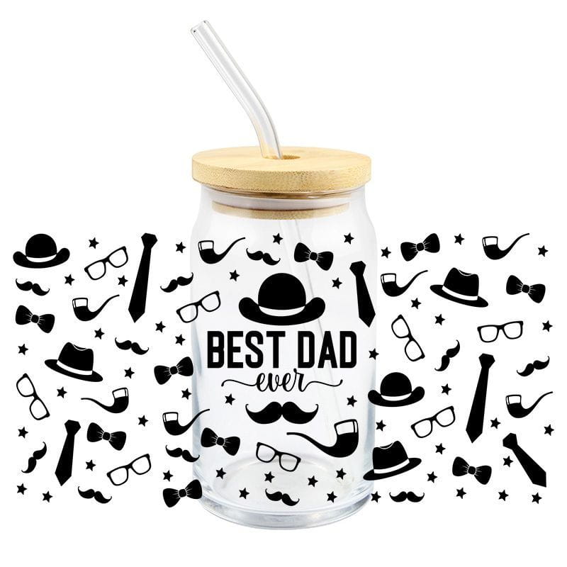 Gobelet transparent en verre avec couvercle en bambou et paille, comportant le texte noir « best dad ever » entouré de chapeaux illustrés, nœuds papillons, moustaches, lunettes et pipes, sur une décalcomanie d’enveloppe pour tasse UV DTF pour la Fête des Pères.