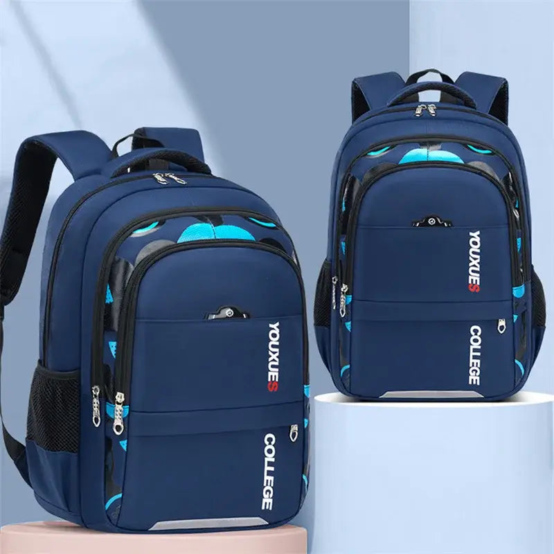 Navyblauer Jungen-Wasserschulrucksack mit petrolfarbenen kreisförmigen Mustern und schwarzen Reißverschlüssen mit „youxue“ sowie College-Branding in weißer Schrift auf den Seiten.