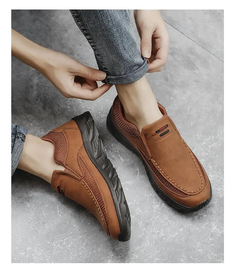 Herren-Lederschuhe im lässigen Stil in Braun mit strukturierten Mesh-Einsätzen und schwarzen Gummisohlen