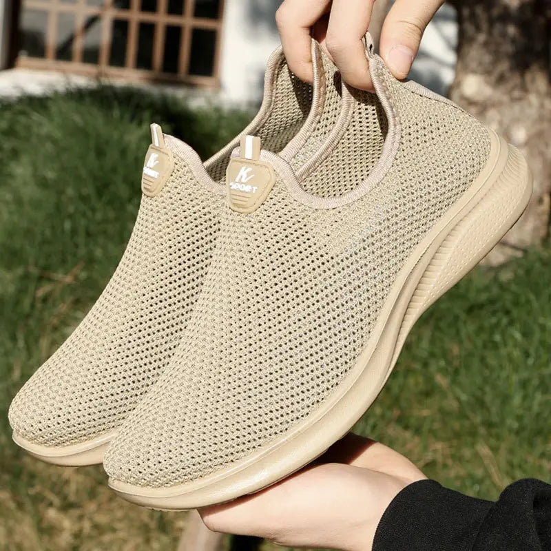 Baskets décontractées à enfiler pour hommes en mesh beige, avec matière en mesh respirant, semelle en caoutchouc souple et étiquette de logo de marque.