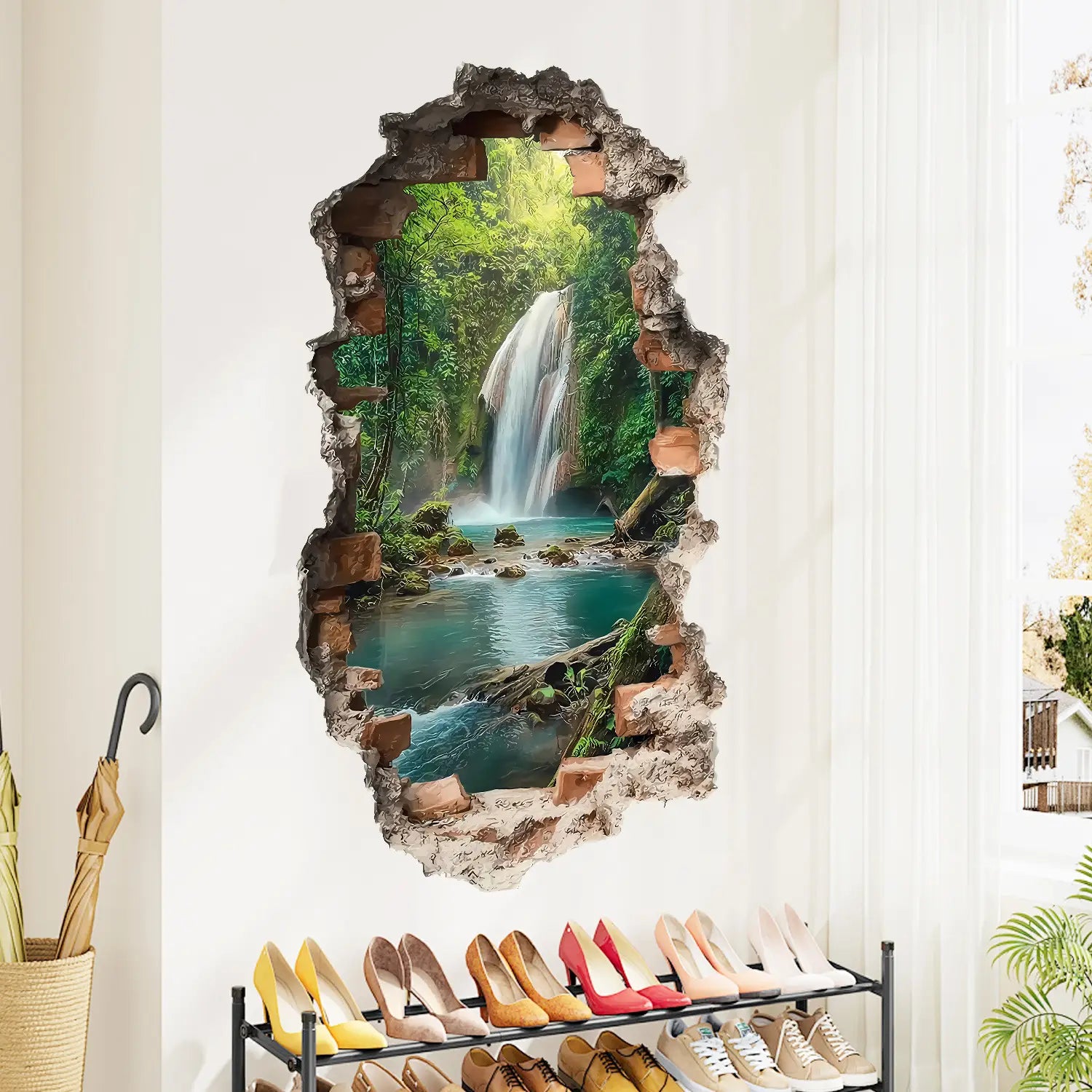 Ein 3D-Wasserfall-Wandaufkleber mit einer üppig grünen Dschungel-Szene, eingefasst von strukturierten gebrochenen Steinrändern, für die Wohnraumdekoration.