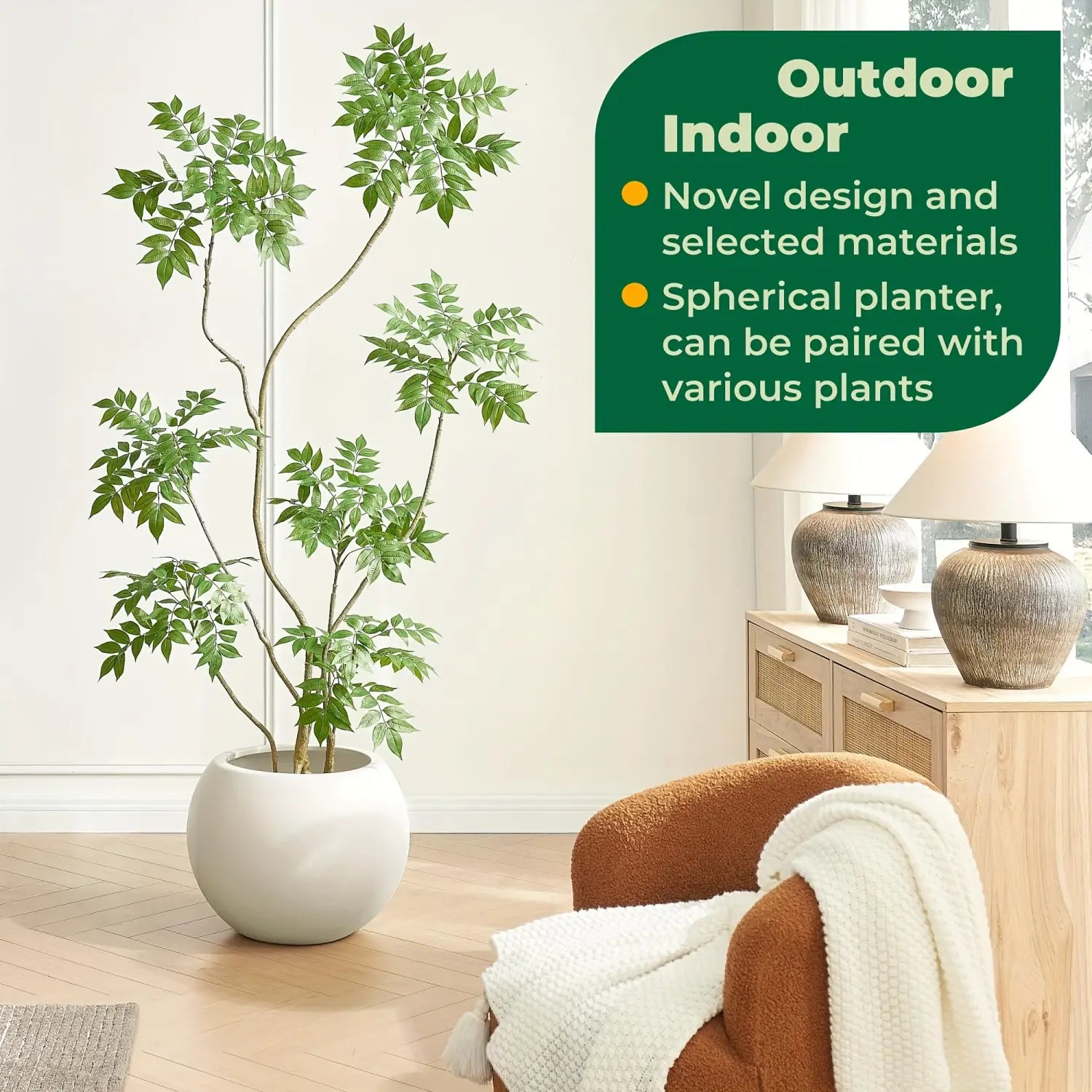 Un pot à fleurs sphérique blanc, en plastique léger, au design minimaliste et épuré, contenant un arbre vert artificiel, idéal pour la plantation de fleurs à domicile en intérieur et en extérieur.