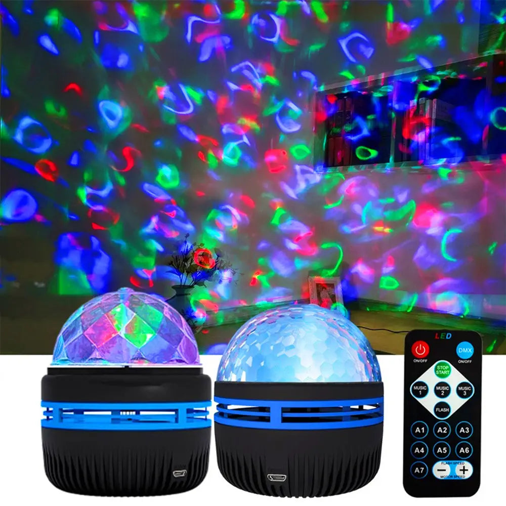zwei schwarze und blaue rotierende Nordlichter-Projektoren mit Fernbedienung zeigen farbenfrohe, sich verwirbelnde LED-Lichteffekte an einer Wand.