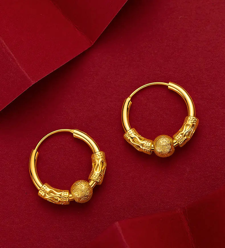 Goldene Creolenohrringe mit kunstvollen Designs für den Drachenkopf und strukturierten kugelförmigen Akzenten, geeignet als feine Schmuckgeschenke