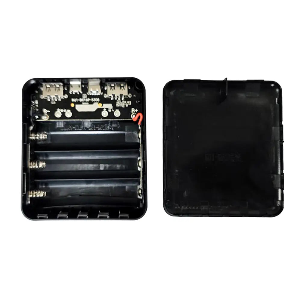 Schwarzer Kunststoff-Akkuschalenhalter mit vier Schlitzen für AA-Batterien und einer internen Leiterplatte, ausgelegt für die Verwendung in einem transparenten DIY-Powerbank-Gehäuse für drei flache 18650-Akkus, kompatibel mit Mobiltelefonen.