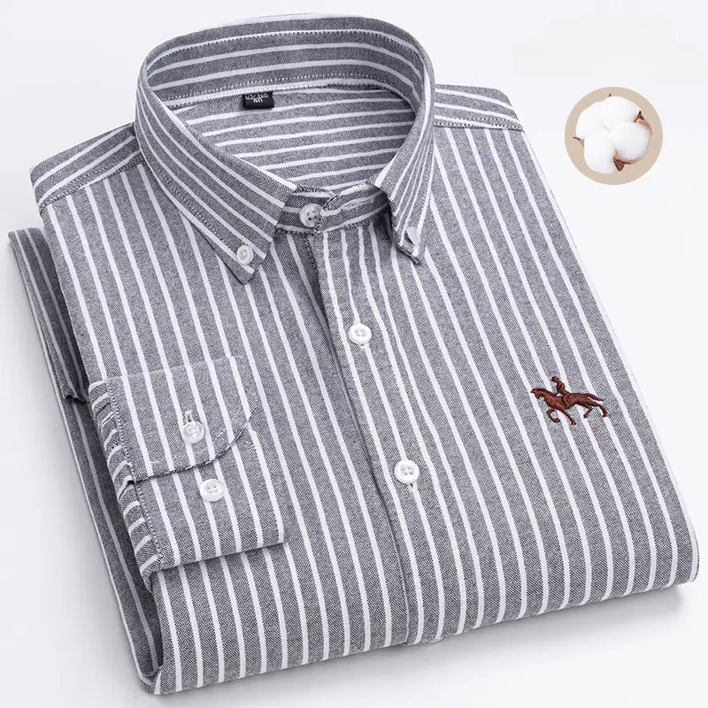 Chemise pour homme en oxford à coupe ajustée 100 % coton à rayures verticales grises et blanches, avec un logo de joueur de polo marron brodé sur la partie gauche de la poitrine.