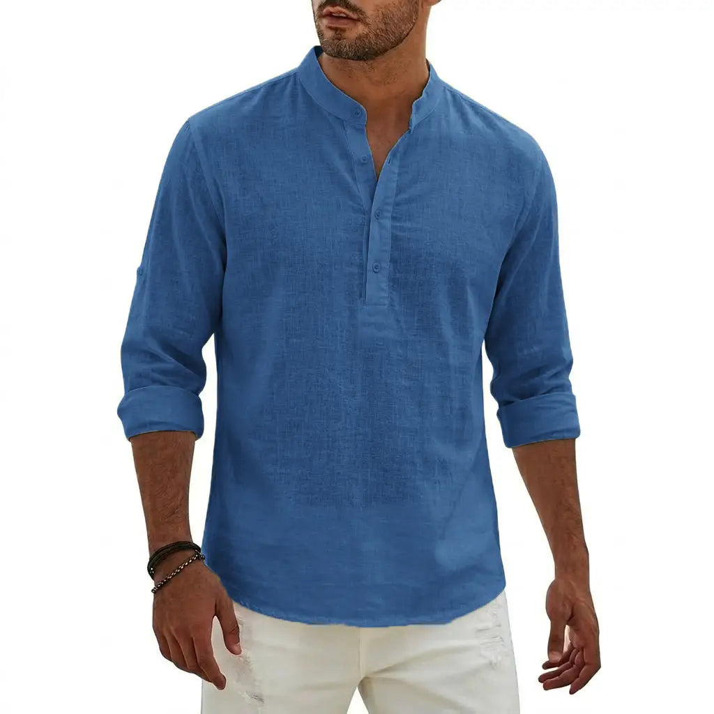 Chemise Henley en lin pour homme bleue avec col mandarin et manches retroussées, réalisée en tissu de lin respirant, idéale pour un port d’été décontracté.