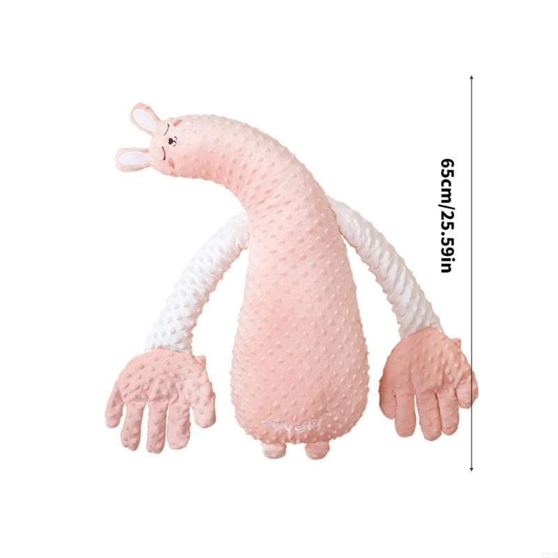 Eine weiche rosa Plüsch-Baby-Schlafhilfe als Handpuppe mit langem, strukturiertem Körper und weißen Armen, die in detaillierte Hände enden.