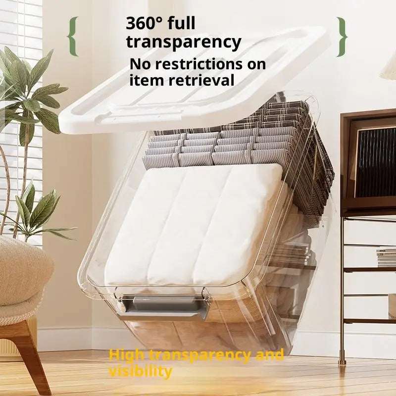 Boîte de rangement en plastique transparent avec couvercle et loquets, d’une taille environ grande, en matière plastique transparente, avec un couvercle blanc muni d’une poignée, et une transparence totale à 360° pour faciliter la récupération des articles.