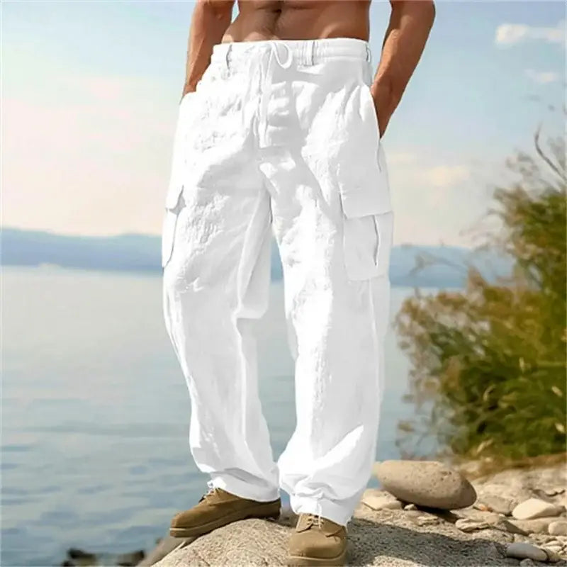 Pantalons cargo en lin pour hommes blancs, dotés de plusieurs poches et d’une taille à cordon de serrage, conçus pour un port décontracté et ample.