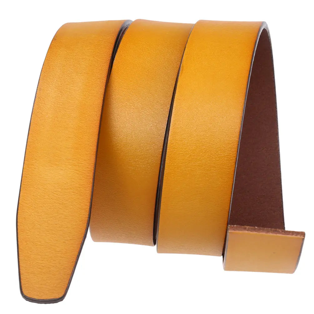 Une sangle de ceinture en cuir à cliquet enroulée sans trous 3,5 cm pour homme, en couleur beige, avec une surface lisse légèrement texturée et une doublure intérieure brun foncé contrastante.