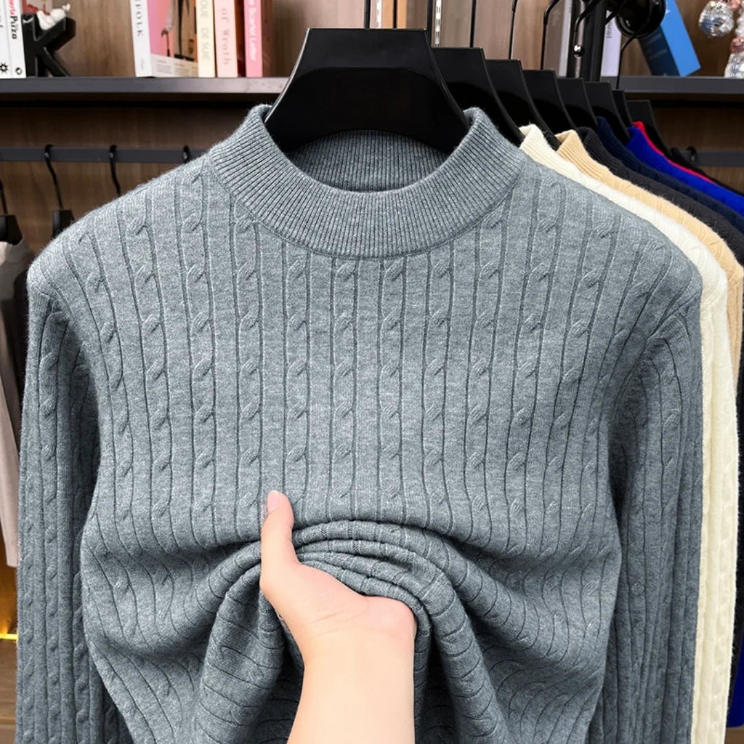 Herren-Zopfstrickpullover in Grau mit geripptem Rundhalsausschnitt und langen Ärmeln, dargestellt auf einem schwarzen Kleiderbügel