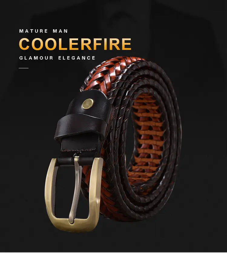 Cinturón trenzado para hombre de cuero genuino, con trenzado de patrón tejido en marrón oscuro y tonos marrón rojizo intenso, que presenta una hebilla de acabado dorado pulido y una trabilla de cuero negro.