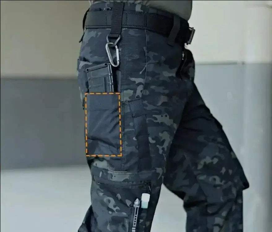 Pantalons cargo tactiques imperméables pour hommes en noir, avec un motif camouflage gris foncé et plusieurs poches utilitaires, vus de l’arrière.