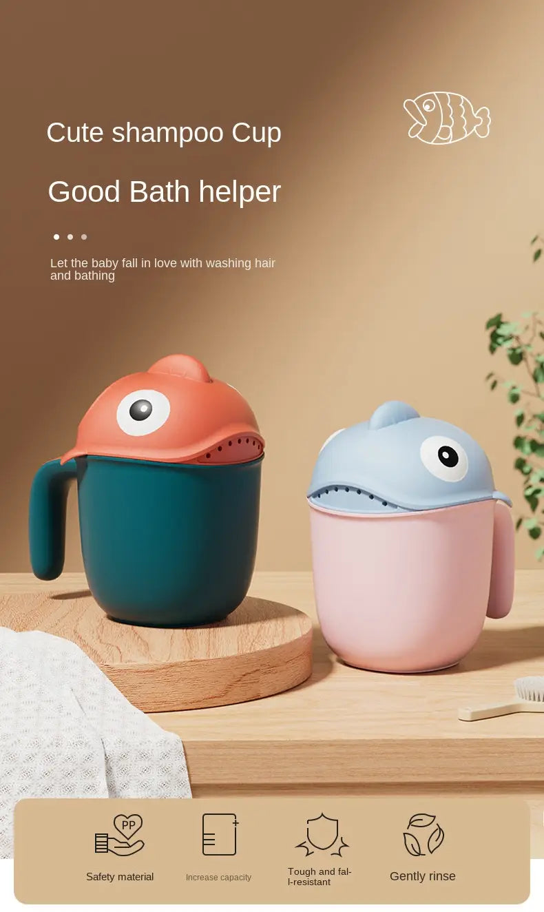 Taza de enjuague para baño de bebé con forma de pez, para ducha, en color turquesa y naranja, diseñada como un tiburón con asa para facilitar el enjuague durante el baño del bebé.