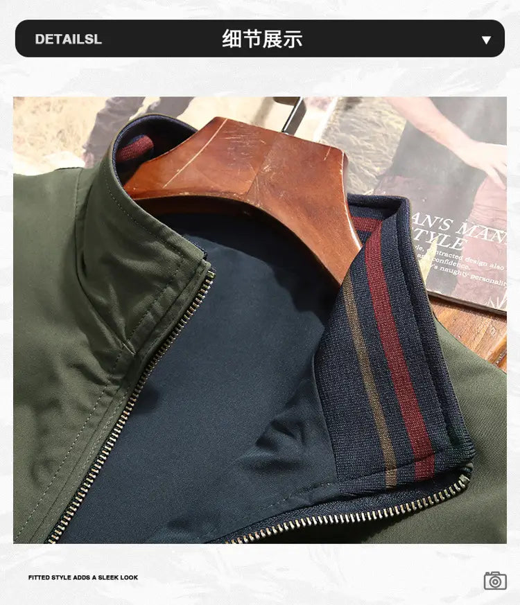 Veste de bomber décontractée pour homme légère à fermeture éclair coupe-vent vert olive et bleu marine, avec col à rayures bleu foncé, rouge et tons beige.