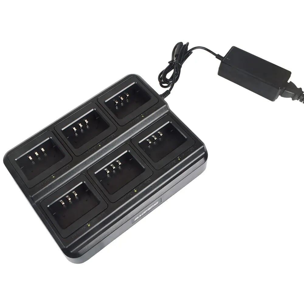 Schwarzes Kunststoff-Ladegerät BL-5X6 für UV-5R Walkie-Talkies, Sechs-Wege-Ladegerät mit sechs Ladebuchten und Netzadapter für effizientes Laden mehrerer Geräte.