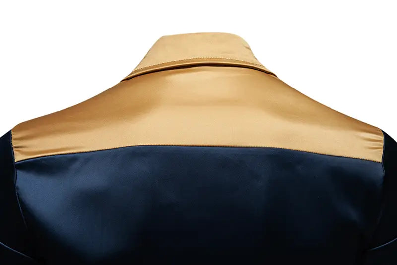 Ein elegantes Zweifarben-Satinhemd für Herren mit einem goldfarbenen Oberteil und einem navyblauen Unterteil mit goldfarbenem Besatz.