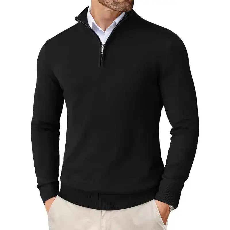 Pull-over homme à col zippé au quart, coupe slim, en noir, avec poignets et bas côtelés, réalisé en maille douce.