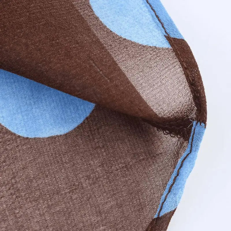 Brauner und hellblauer Schal mit geometrischem Muster aus transparentem, leichtem Chiffon, kombiniert mit einem Damen-Set aus Polka-Dot-Midi-Rock in ausgewählter Größe