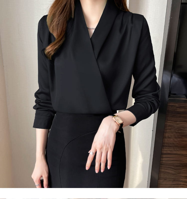 長袖とVネックラインのスタイルを備えた、黒のサテンブラウス（女性用）。