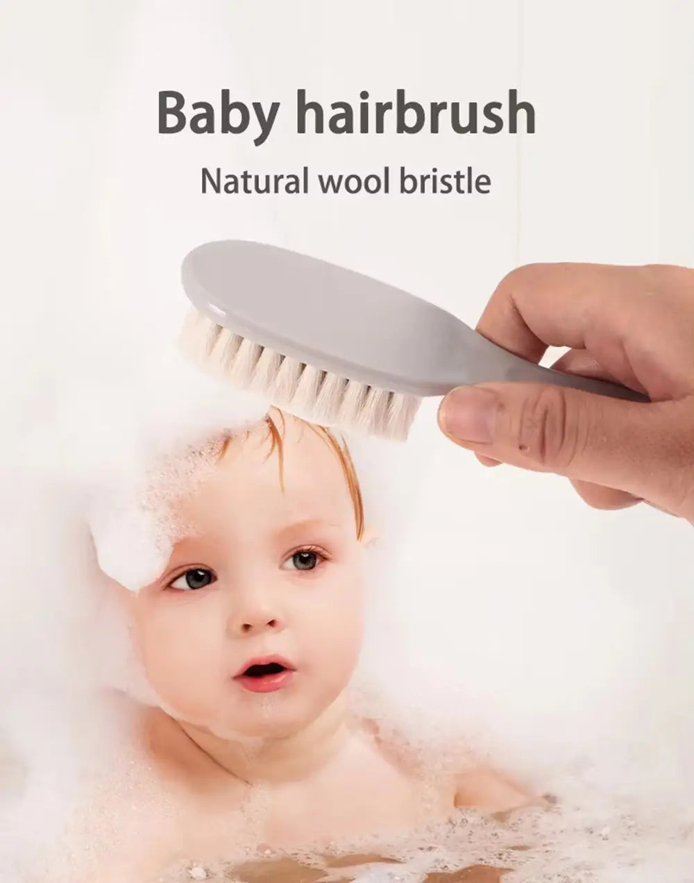 Hellgraue Babyhaarbürste mit weichen, natürlichen Wollborsten, enthalten im Baby-Pflege-Set für Neugeborene.