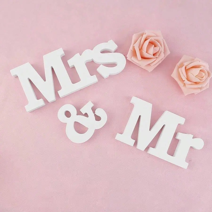 Weiße hölzerne dekorative Buchstaben „Mrs“ und „Mr“ für ein Hochzeitstischschild, aus Holz gefertigt