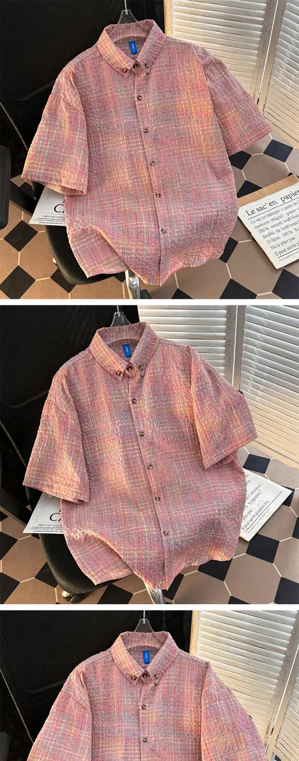 Camisa de verano para hombre retro de manga corta con cuadros estilo plaid que presenta un patrón de cuadros rosa suave y beige, con cuello clásico y parte delantera abotonada.