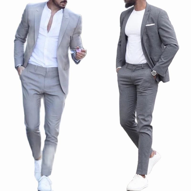 Ein eleganter moderner grauer Herrenanzug im Slim-Fit für Hochzeitstuxedos mit einem maßgeschneiderten Revers mit Schalkragen und Slim-Fit-Hosen aus dezent strukturierter Stoffqualität, geeignet für verschiedene Körpergrößen, mit einer einschließigen Knopfleiste als Verschlussart.