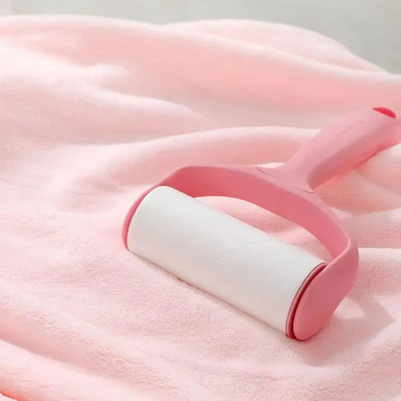 Rosa Kunststoff-Kleberoller gegen Fussel mit weißer Kleberolle, passend zum Baby-Bademantel- und Handtuch-Set mit Kuscheltier und Kapuze.