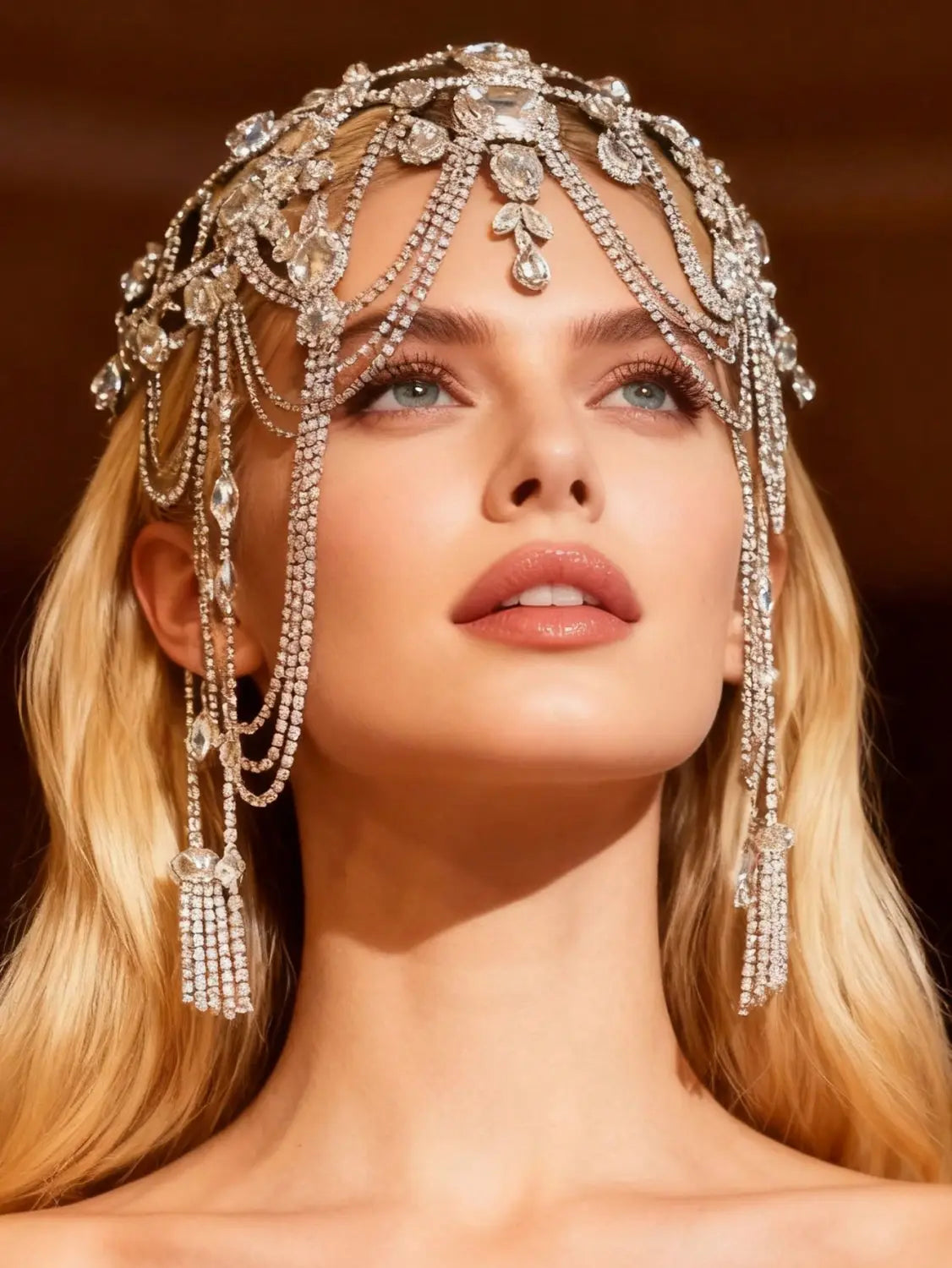 Ein atemberaubendes silbernes Braut-Kristall-Headpiece, verziert mit herabfallenden Ketten und baumelnden tropfenförmigen Strassstein-Anhängern, ergänzt ein Strass-Kropfband-Set.
