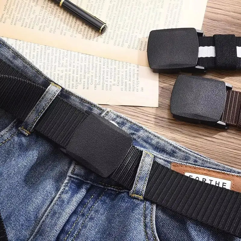 ブラックの戦術用ナイロンベルト。ブラックのエラスティックストラップ、マットブラックのプラスチックバックル、控えめなホワイトのストライプのディテールを備えています。カジュアルかつユニセックスでの着用に適しています。