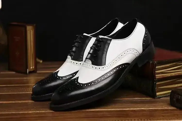 Zapatos de vestir tipo Oxford bicolor con costuras brogue para hombre en cuero negro y blanco con detalles perforados.