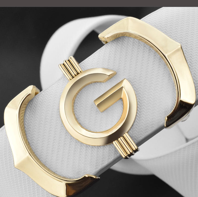 Ceinture en cuir blanc pour homme avec boucle métallique au ton doré présentant un design audacieux et stylisé du logo g sur une lanière blanche texturée.