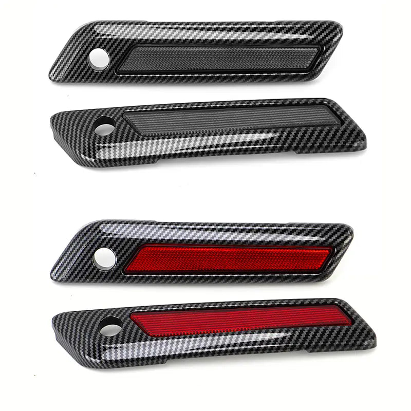 Cubiertas de pestillo de alforja para Harley Touring de 2014 en adelante con insertos de moldura del tirador de puerta con textura tipo fibra de carbono que presentan un diseño elegante en negro y rojo y un acabado brillante.